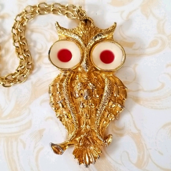 Vintage Mid Century 1960s Enamel Goldtone Owl Pendant Necklace - Picture 5 of 16